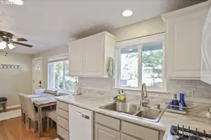 5048 SW Coronado St, Portland, OR 97219 - Photo 12