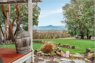 5655 Tamarack Ln, Central Point, OR 97502 - Photo 2