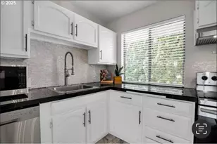 8325 SW Terwilliger Blvd, Portland, OR 97219 - Photo 4