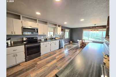 1880 Fairhill Dr, Roseburg, OR 97471 - Photo 12