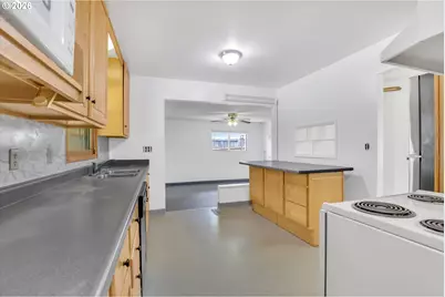 18135 SE Lincoln St, Portland, OR 97233 - Photo 10