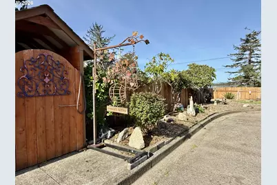 407 S Empire Blvd, Coos Bay, OR 97420 - Photo 2