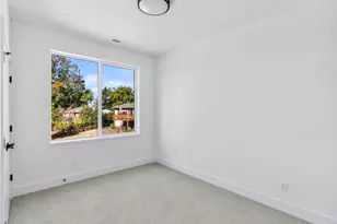 9053 NW Kearney Ave, Portland, OR 97229 - Photo 14
