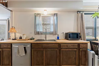 824 W Nebo St, Roseburg, OR 97471 - Photo 16