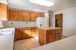 82 N River Dr, Roseburg, OR 97470 - Photo 6