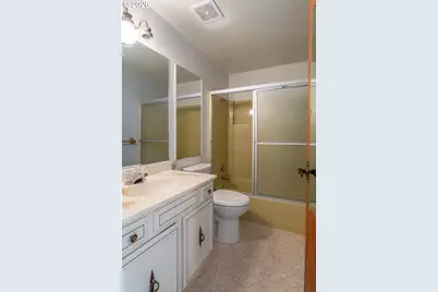 82 N River Dr, Roseburg, OR 97470 - Photo 20