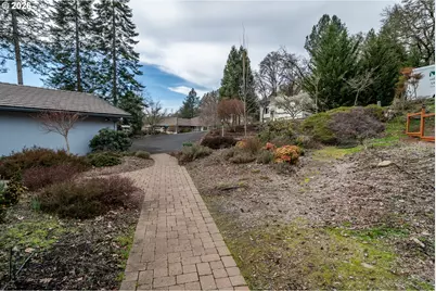 82 N River Dr, Roseburg, OR 97470 - Photo 2
