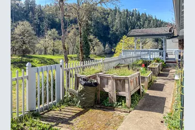 82 N River Dr, Roseburg, OR 97470 - Photo 42