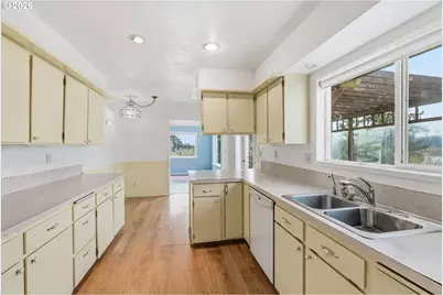 319 N 3rd St, Kalama, WA 98625 - Photo 12