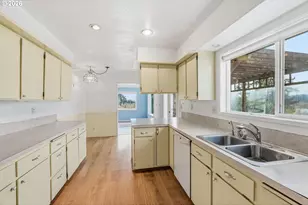 319 N 3rd St, Kalama, WA 98625 - Photo 12