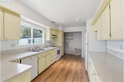 319 N 3rd St, Kalama, WA 98625 - Photo 14