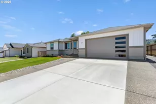 265 SE Logan St, Winston, OR 97496 - Photo 4