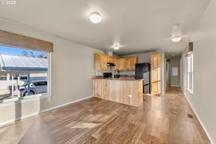 201 NE Peggy Ave, Roseburg, OR 97470 - Photo 6