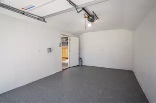 823 4th St, Springfield, OR 97477 - Photo 10