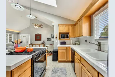 136 B 3rd Ave, Seaside, OR 97138 - Photo 20