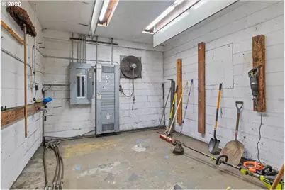 890 N Main St, Independence, OR 97351 - Photo 32