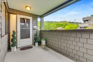 5624 S Riverside Ln, Portland, OR 97239 - Photo 2