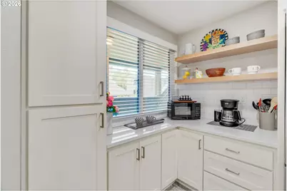 5624 S Riverside Ln #8, Portland, OR 97239 - Photo 4