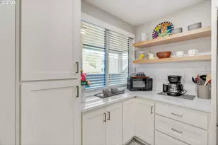 5624 S Riverside Ln, Portland, OR 97239 - Photo 4