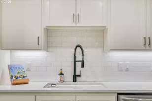 5624 S Riverside Ln, Portland, OR 97239 - Photo 6