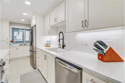 5624 S Riverside Ln #8, Portland, OR 97239 - Photo 6