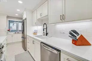 5624 S Riverside Ln, Portland, OR 97239 - Photo 6