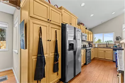 238 SW 27th St, Newport, OR 97365 - Photo 10