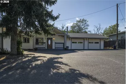 302 Arcadia Dr, Roseburg, OR 97471 - Photo 2