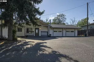 302 Arcadia Dr, Roseburg, OR 97471 - Photo 2