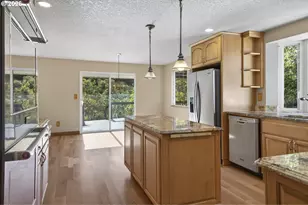 302 Arcadia Dr, Roseburg, OR 97471 - Photo 4