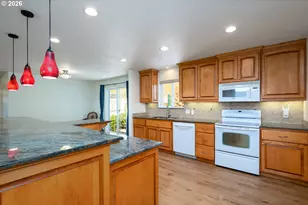1220 NE Cambrian Ct, Roseburg, OR 97470 - Photo 12