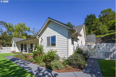 1220 NE Cambrian Ct, Roseburg, OR 97470 - Photo 4