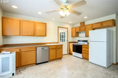 1411 NE Logan St, McMinnville, OR 97128 - Photo 8