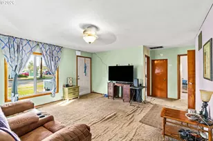 910 S 10th St, Cottage Grove, OR 97424 - Photo 4