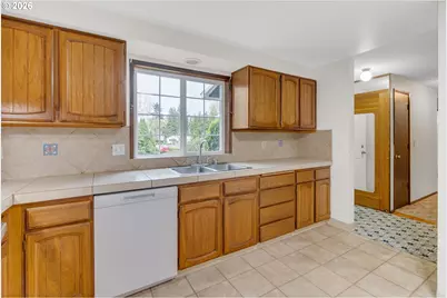 211 SW Royal Ct, Gresham, OR 97030 - Photo 8