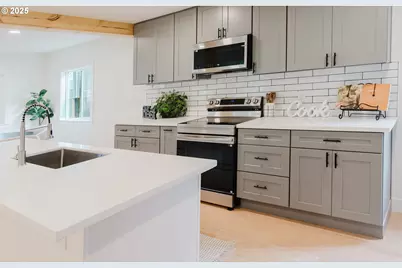 9326 SE Mill St, Portland, OR 97216 - Photo 6