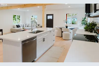 9326 SE Mill St, Portland, OR 97216 - Photo 8