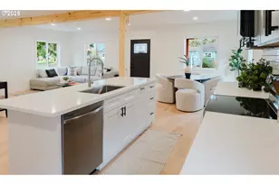 9326 SE Mill St, Portland, OR 97216 - Photo 8