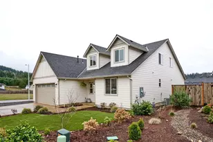 833 Hawk Dr, Silverton, OR 97381 - Photo 2