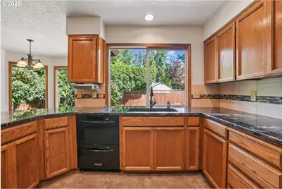704 SE Greenway Dr, Gresham, OR 97080 - Photo 12