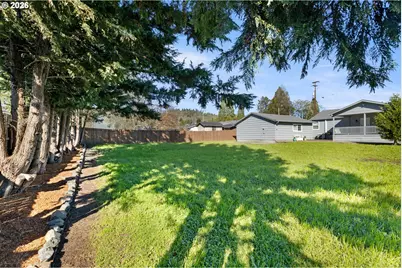 158 NE Garrecht St, Roseburg, OR 97470 - Photo 32