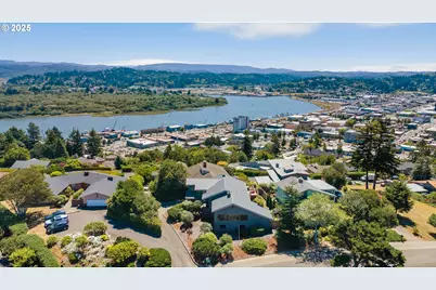 830 Signal Way, Coos Bay, OR 97420 - Photo 2