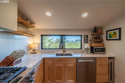 390 4th St SW, Bandon, OR 97411 - Photo 26