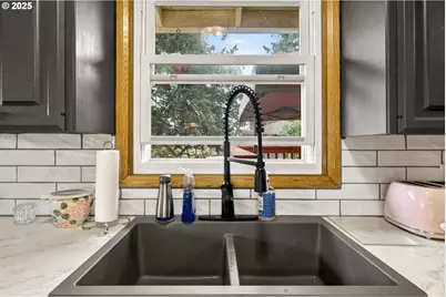 110 NE 130th Pl, Portland, OR 97230 - Photo 12
