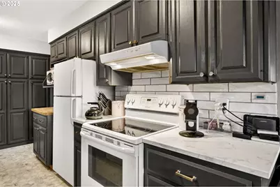 110 NE 130th Pl, Portland, OR 97230 - Photo 12