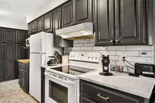 110 NE 130th Pl, Portland, OR 97230 - Photo 12