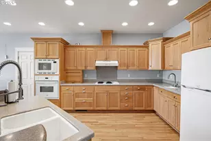 729 S 68th Pl, Springfield, OR 97478 - Photo 4