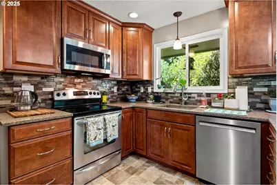 13241 SE Washington St, Portland, OR 97233 - Photo 12