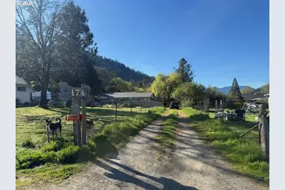 174 Esther Ct, Myrtle Creek, OR 97457 - Photo 2