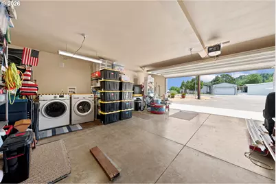 563 S State St, Sutherlin, OR 97479 - Photo 26